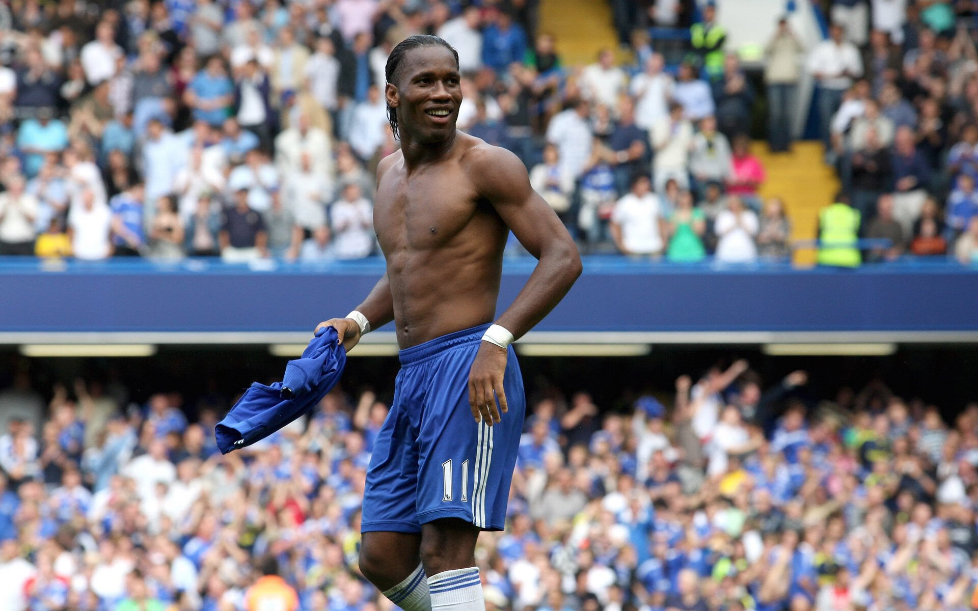 国足选手奋勇拼搏，不畏艰难，国足拼命瞬间