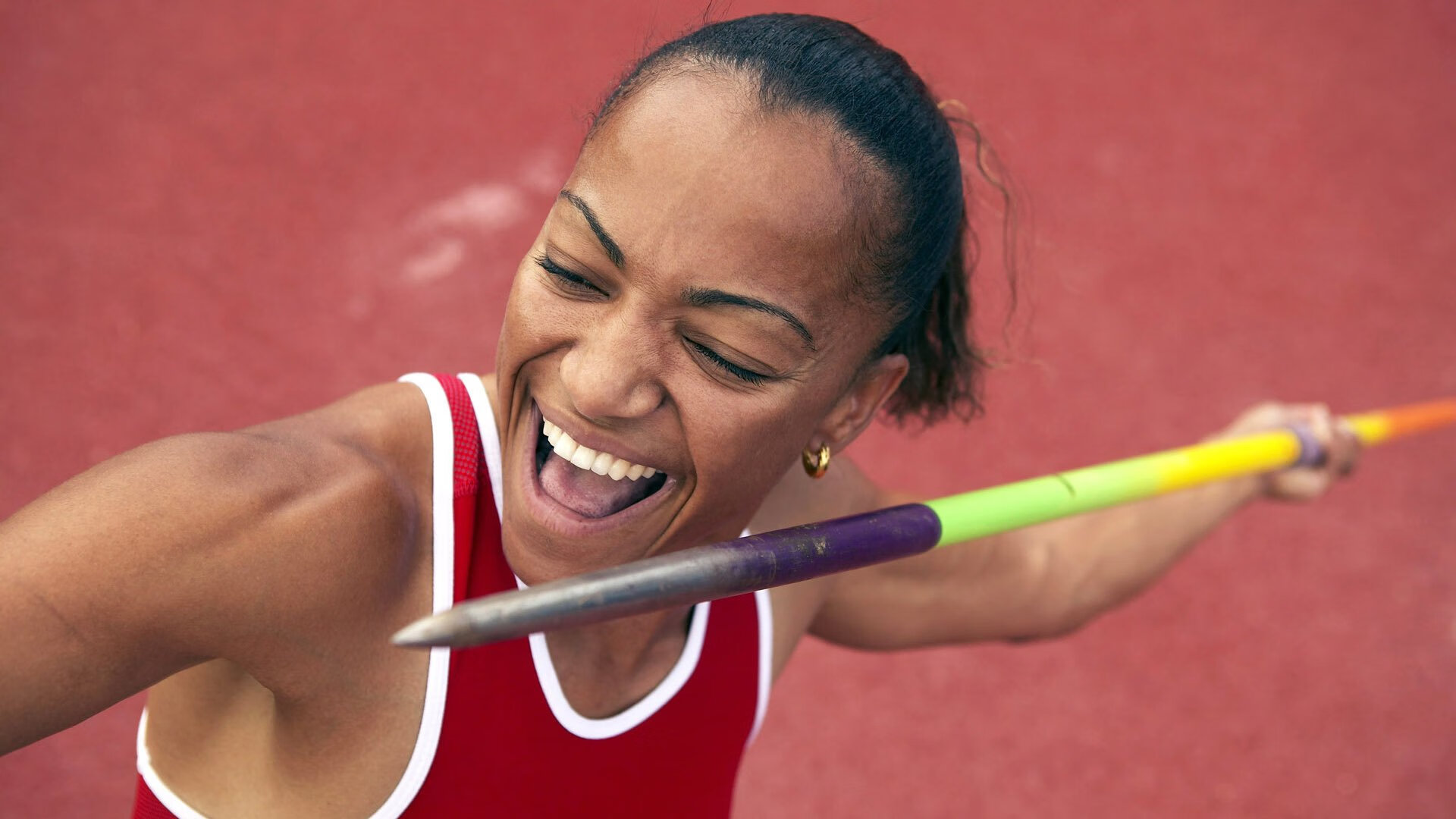 赛场上球队实力强势展现，取得胜利，描述赛场上的球员